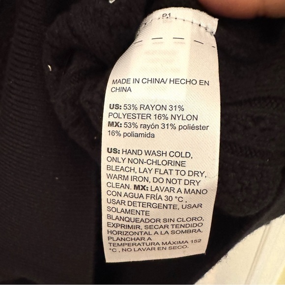 New Chico’s Black Sweater Studded V-Neck Holiday Pullover Knit Size 1 (Medium) - Picture 8 of 8